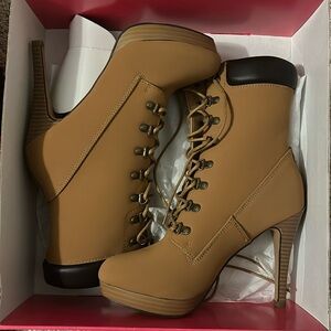 Brand new Stilletto boot size 81/2